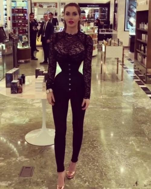 Девушка при помощи операций себе самую тонкую талию сделала. 01