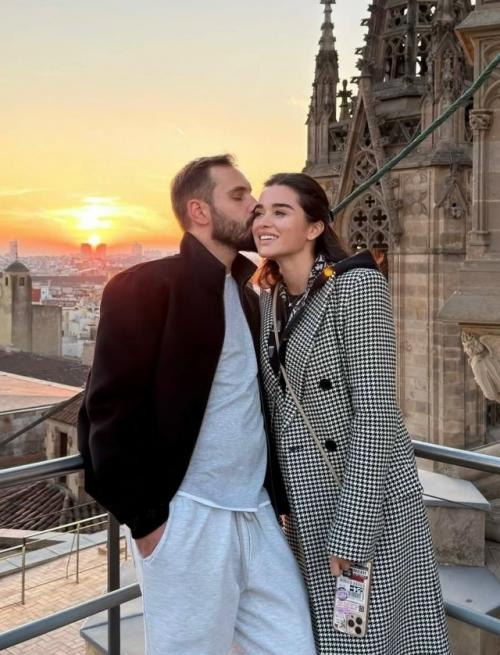 Алена водонаева высмеяла пост Ксении Бородиной, в котором телеведущая назвала своего супруга Своей Вселенной. 01