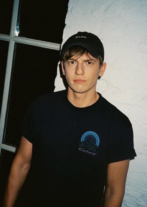 Алексей Щербаков, по данным СМИ, отменил все концерты в России на 2026 год. 01