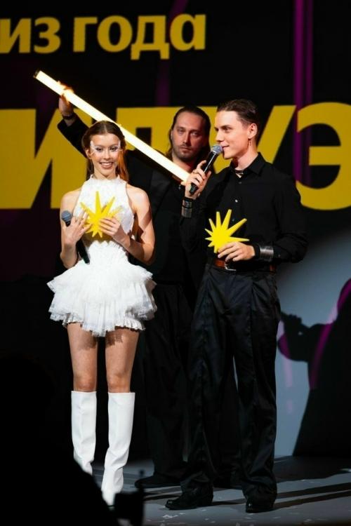 Аня пересильд вышла к Ване Дмитриенко на сцену московского дома музыки.

