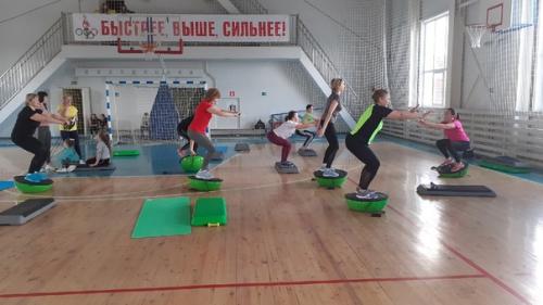 Занятие фитнесом - это прекрасный способ быть в хорошей спортивной форме, это ключ к активному образу жизни и хорошему настроению. 06