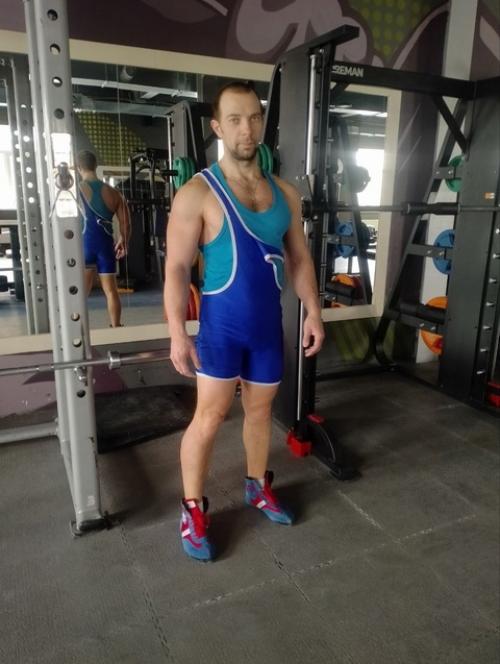 Добрый день!  Мне 37 лет, в зале с 20 лет (после армии), занимаюсь в удовольствие. 01