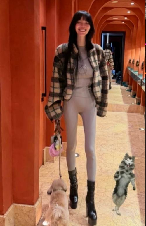 Жена цекало поделилась новыми фото, чем привлекла к себе внимание.
