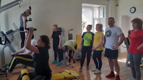 Занятие фитнесом - это прекрасный способ быть в хорошей спортивной форме, это ключ к активному образу жизни и хорошему настроению. 09