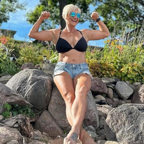 Я 54-Летняя Бабка и я Такая Красивая, что все Молодые Люди Хотят Моего Тела. 01 Я 54-Летняя Бабка и я Такая Красивая, что все Молодые Люди Хотят Моего Тела. 01