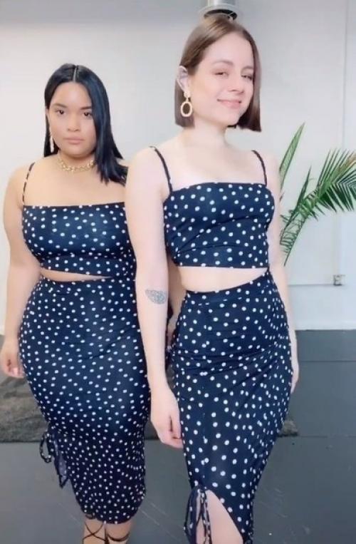 Подружки с разными комплектациями меряют одинаковые наряды. 02