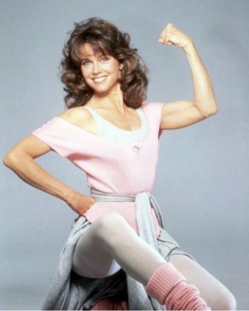 Актриса Джейн фонда в 1980-х активно продвигала аэробику и фитнес тренировки. 07