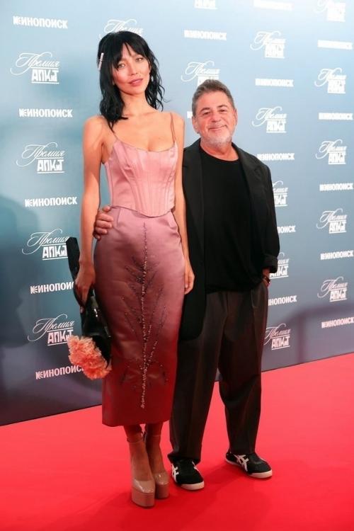 Жена цекало поделилась новыми фото, чем привлекла к себе внимание. 01