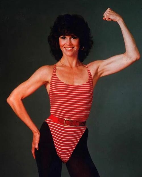 Актриса Джейн фонда в 1980-х активно продвигала аэробику и фитнес тренировки. 06