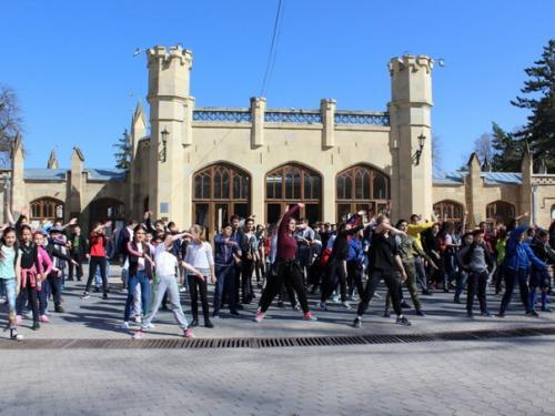 Во всемирный день здоровья более 200 кисловодчан вышли на зарядку. 01 Во всемирный день здоровья более 200 кисловодчан вышли на зарядку. 01