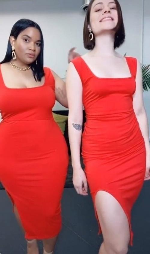 Подружки с разными комплектациями меряют одинаковые наряды. 03