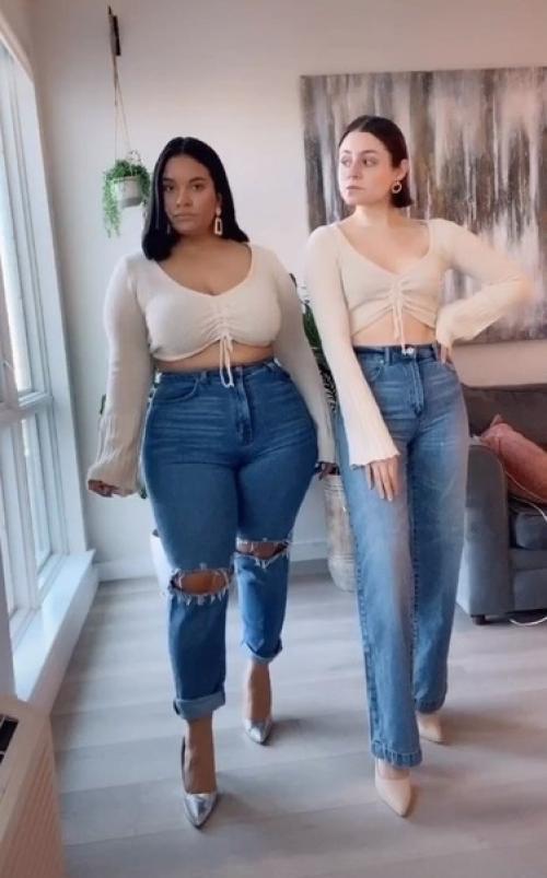 Подружки с разными комплектациями меряют одинаковые наряды. 04