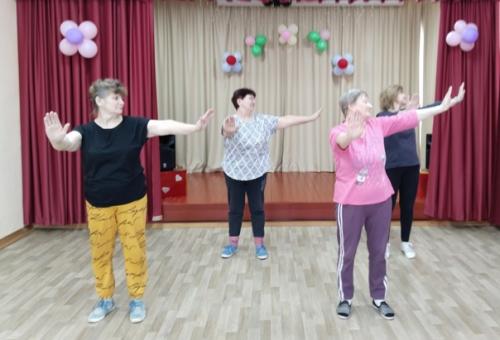 Сохранить молодость и здоровье помогают физические упражнения. 01