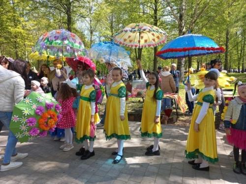 Цветы победы. В этот праздничный день всех жителей и гостей города ожидало невероятное, самое изумительное выступление. 01