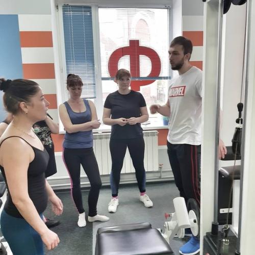 Легкий, естественный начес на теменной части головы, плавно переходит в низкий пучок. 03