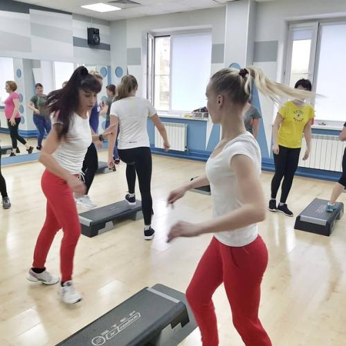 Легкий, естественный начес на теменной части головы, плавно переходит в низкий пучок. 02