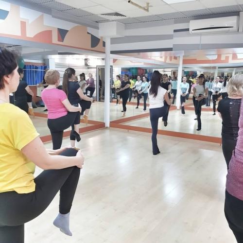 Легкий, естественный начес на теменной части головы, плавно переходит в низкий пучок. 04