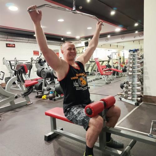 Привет всем!  Меня зовут Александр колесник и я фитнес - инструктор в тренажёрном зале. 03