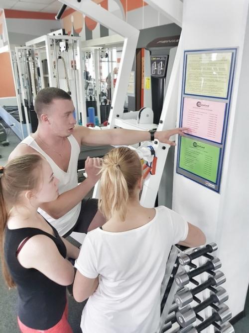 Легкий, естественный начес на теменной части головы, плавно переходит в низкий пучок. 05