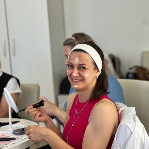 Это я на мастер классе по самомакияжу. 01