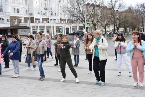 Первомайское утро в спортивном ритме встретил. 07