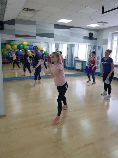 Легкий, естественный начес на теменной части головы, плавно переходит в низкий пучок. 08