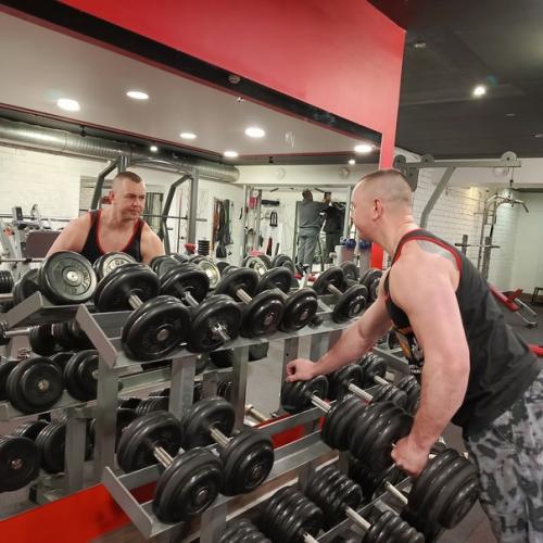 Привет всем!  Меня зовут Александр колесник и я фитнес - инструктор в тренажёрном зале. 02