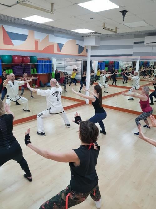 Легкий, естественный начес на теменной части головы, плавно переходит в низкий пучок. 07