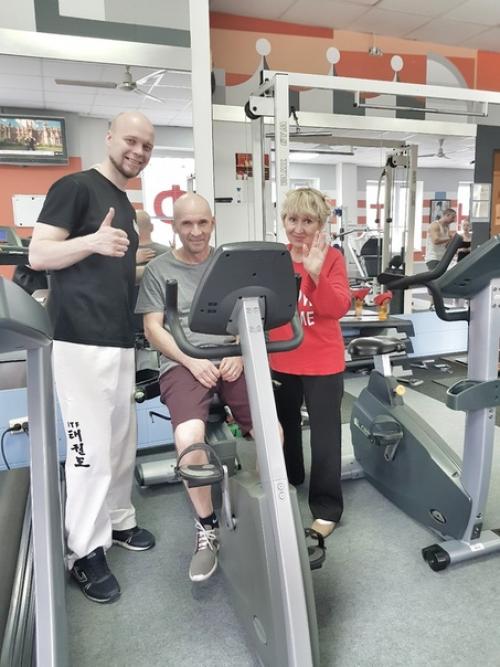 Легкий, естественный начес на теменной части головы, плавно переходит в низкий пучок. 06