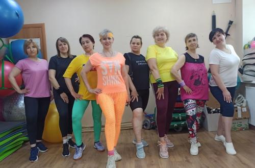 Мы часто думаем, что фитнес - это про фигуру, силу воли и калории. 
