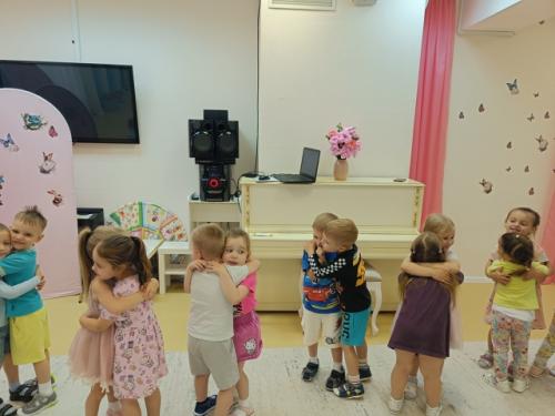 В пятницу, 27 июня у юных Любознаек и ромашек была не просто зарядка, а настоящая летняя фитнес - вечеринка! 01