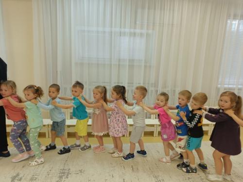 В пятницу, 27 июня у юных Любознаек и ромашек была не просто зарядка, а настоящая летняя фитнес - вечеринка! 03