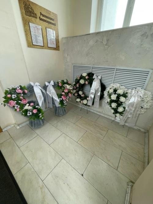 Чужие люди плакали у гроба: в челябинской области простились с пятилетней Владой, которую бросили в роддоме. 01