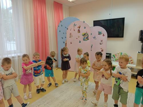 В пятницу, 27 июня у юных Любознаек и ромашек была не просто зарядка, а настоящая летняя фитнес - вечеринка! 04