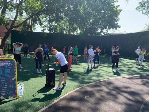 Здорово, когда на занятия спортом могут прийти все желающие. 04