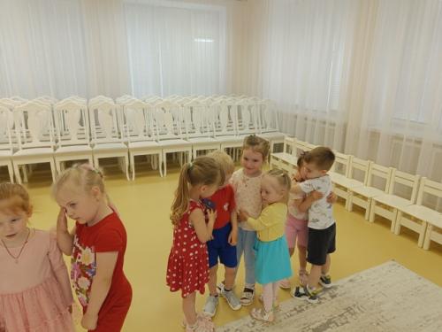 В пятницу, 27 июня у юных Любознаек и ромашек была не просто зарядка, а настоящая летняя фитнес - вечеринка! 02