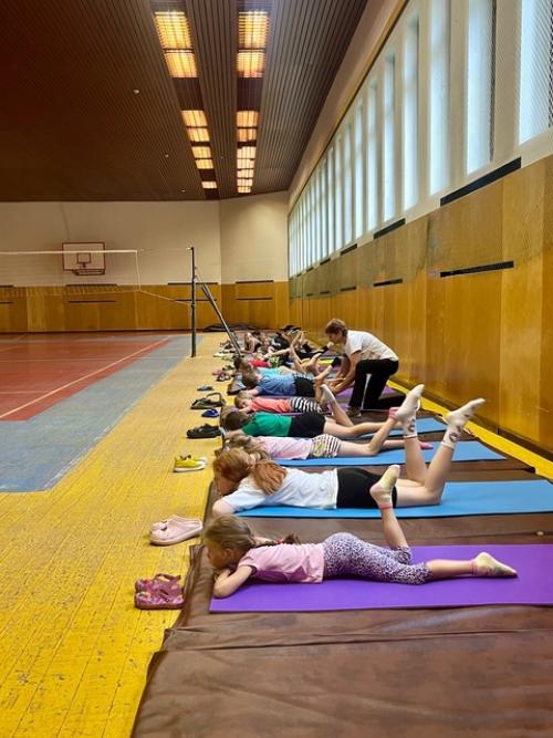 Спорт. Особая радость в этом заезде в Решму - то, как хорошо Дима занимается ЛФК в обычной детской группе. 03 Спорт. Особая радость в этом заезде в Решму - то, как хорошо Дима занимается ЛФК в обычной детской группе. 03