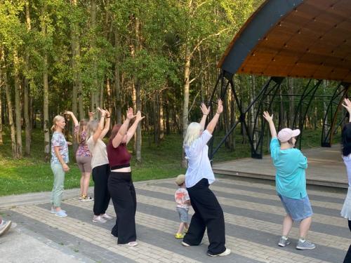 В эту субботу в городском парке прошла мастерская городского настроения Танцующий Новодвинск. 01