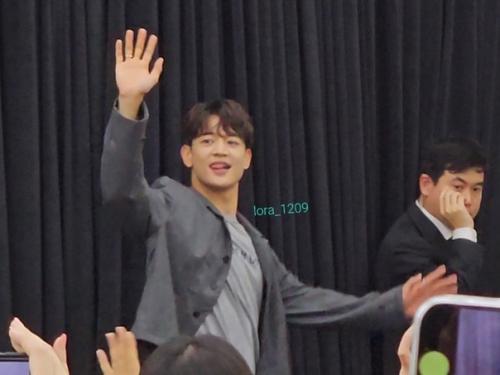 Вчера оп попросила минхо снять видеоблог о тренировках, и минхо сказал, что собирается это сделать! 01