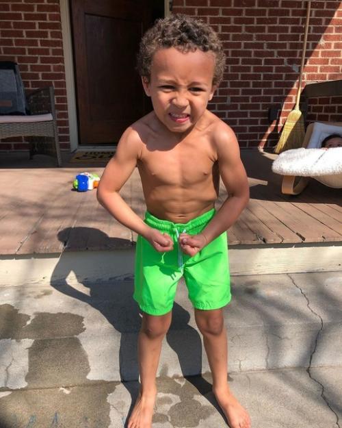 Эта стильная укладка, несомненно, порадует элегантных женщин любого возраста. 01