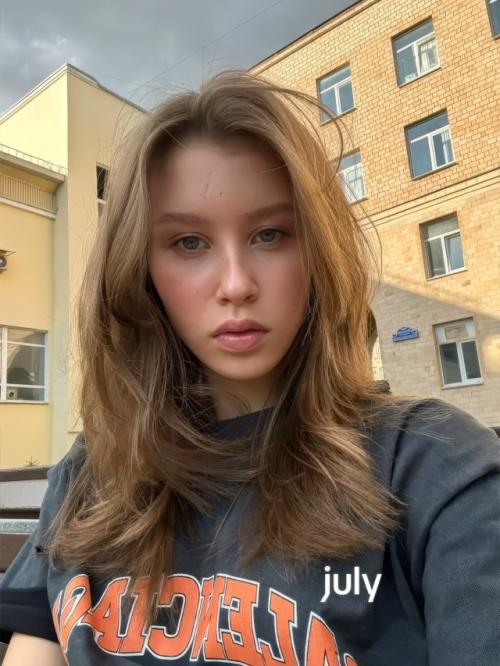17-Летняя Аня пересильд удивила: пока многие только думают о будущем после школы, она уже поступила в институт. 02