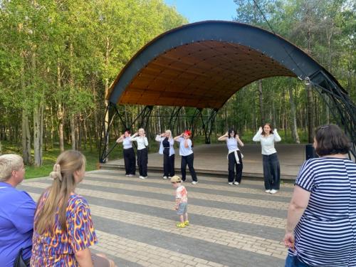 В эту субботу в городском парке прошла мастерская городского настроения Танцующий Новодвинск. 02