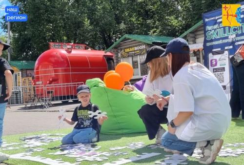 На театральной площади проходит семейный фитнес - фестиваль Жить Ярко. 03 На театральной площади проходит семейный фитнес - фестиваль Жить Ярко. 03