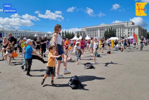 На театральной площади проходит семейный фитнес - фестиваль Жить Ярко. 02 На театральной площади проходит семейный фитнес - фестиваль Жить Ярко. 02