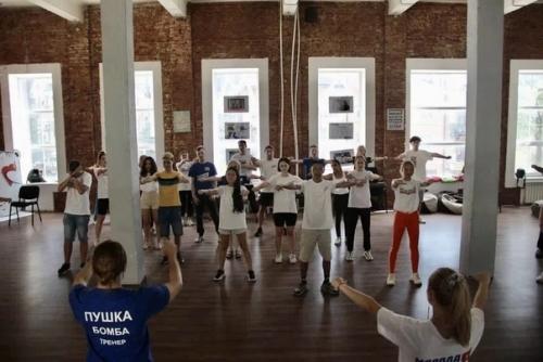 13 августа кировские молодогвардейцы присоединились к тренировке по улучшению осанки в доме культурных Правда в честь дня физкультурника. 02