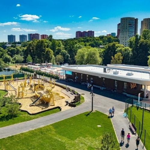 На излучине реки десны в зоне отдыха Заречье обустроили комфортный городской пляж. 02