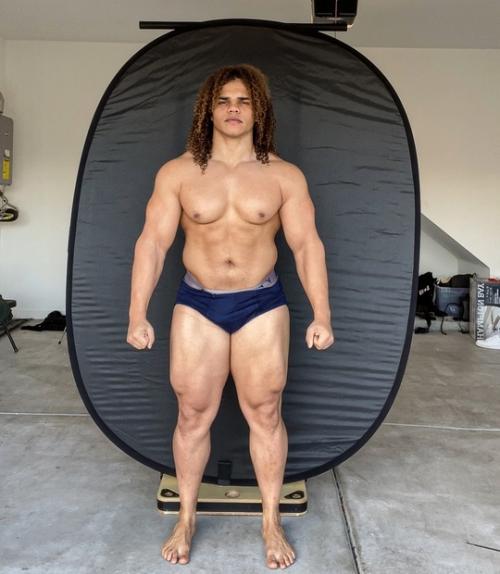 Бодибилдер узома обилор, рост которого составляет 168 см, а вес - 85 кг, активно пропагандирует натуральный бодибилдинг. 02