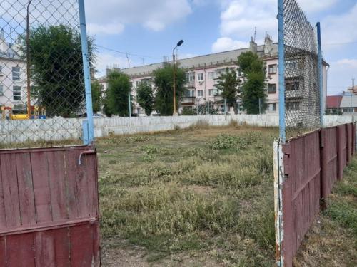 Двор домов по улице ялтинской, 49, 51. 02