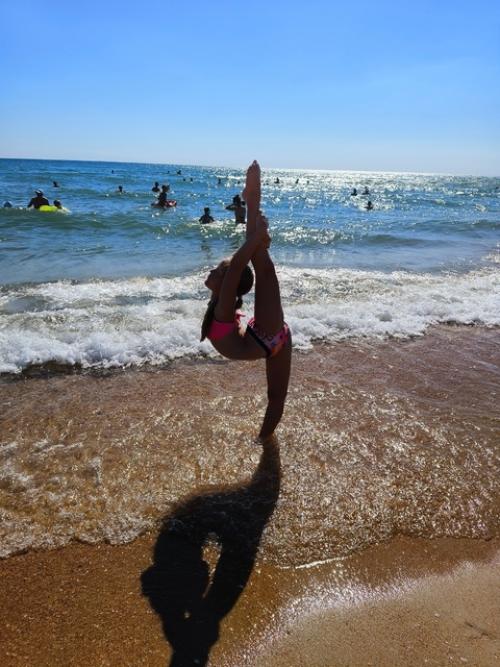 Ох уж эта гимнастика, даже в отпуске не отпускала нашу Еву. 04