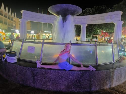 Ох уж эта гимнастика, даже в отпуске не отпускала нашу Еву. 06